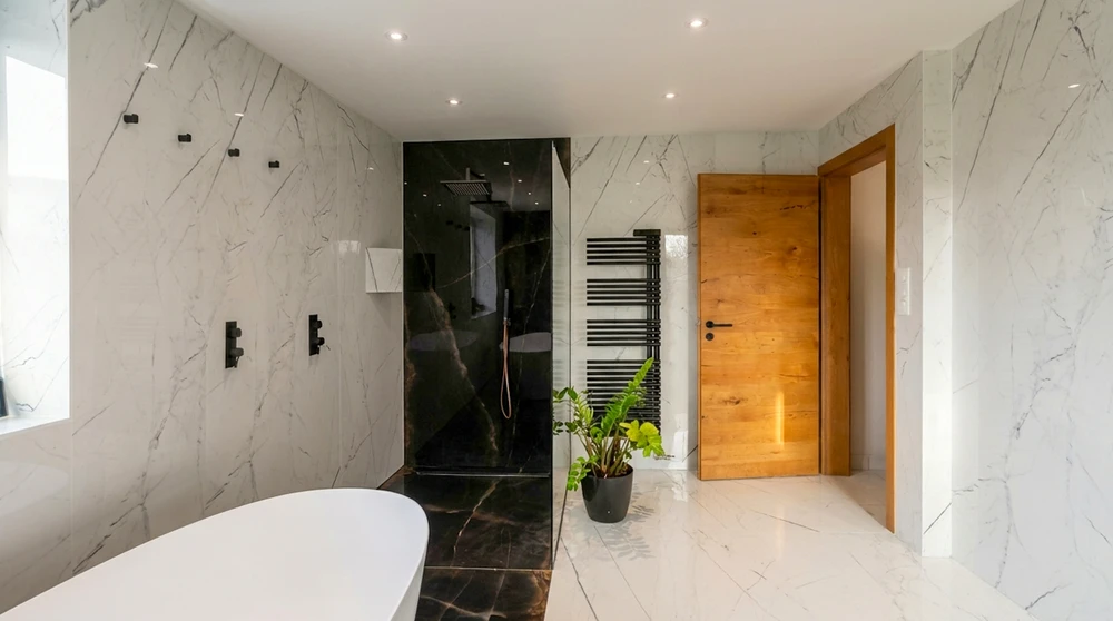 Salle de bain moderne avec douche à l'italienne