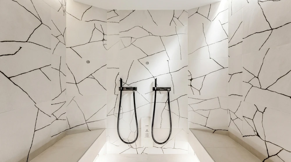 Cabine de douche double haut de gamme, revêtement mural en marbre blanc veiné noir type Calacatta, grand format