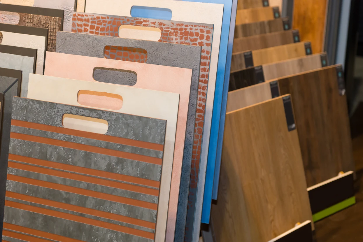 Intérieur d'un showroom de matériaux de construction avec échantillons de revêtements de sol et muraux exposés verticalement