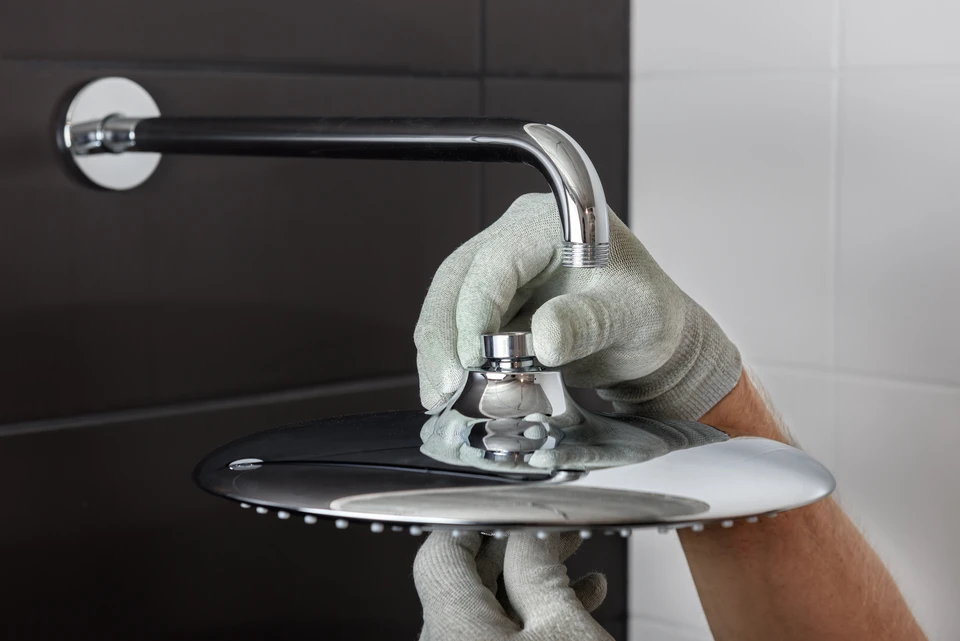 Salle de bain avec deux lavabos, baignoire et douche dans une nouvelle maison de luxe