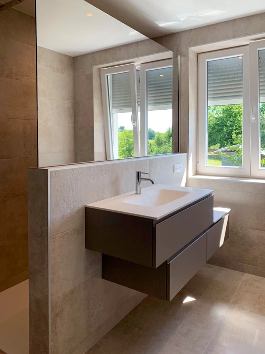 Espace spa luxueux avec douche à l'italienne
