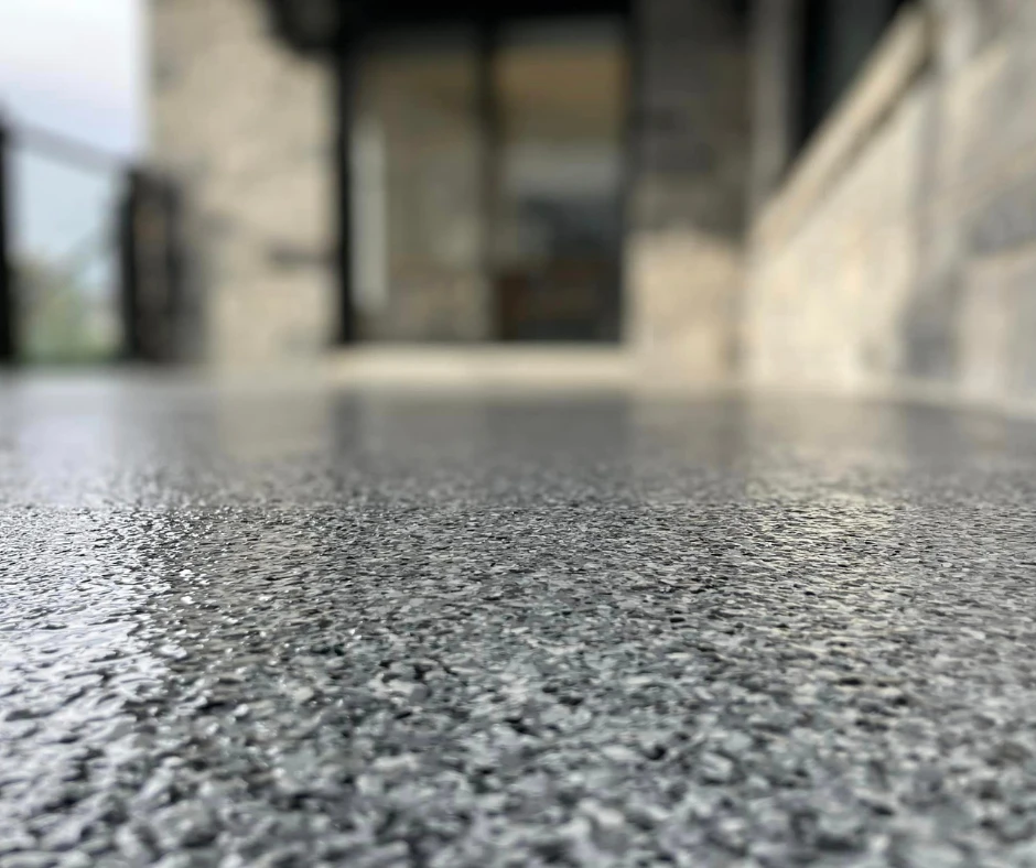 Surface en sable fin et uniforme, texture granuleuse naturelle avec quelques petits débris organiques dispersés
