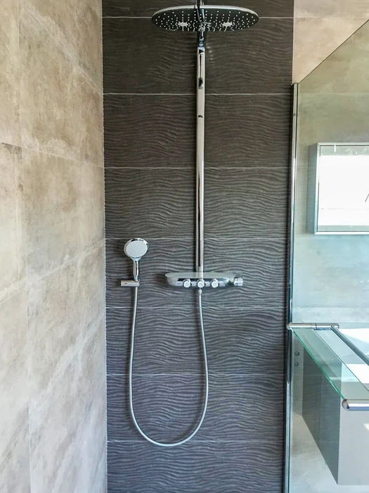Espace intérieur luxueux avec mur en dalles de marbre noir veiné, reflets cuivrés et blancs
