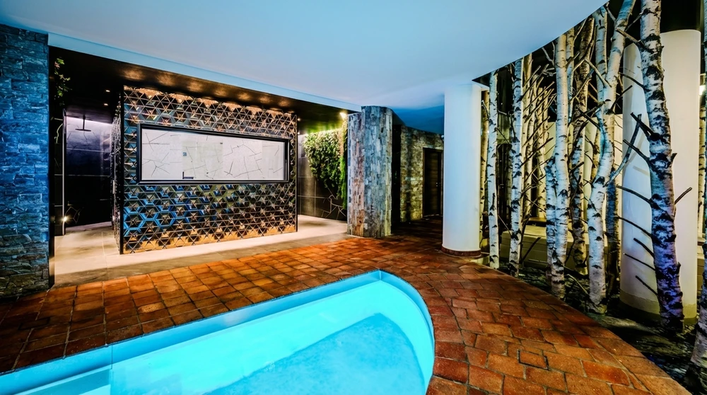 Salle de bain luxueuse moderne avec double vasque colonne autoportante blanche, carrelage grand format effet marbre blanc veiné et dalle noire polie