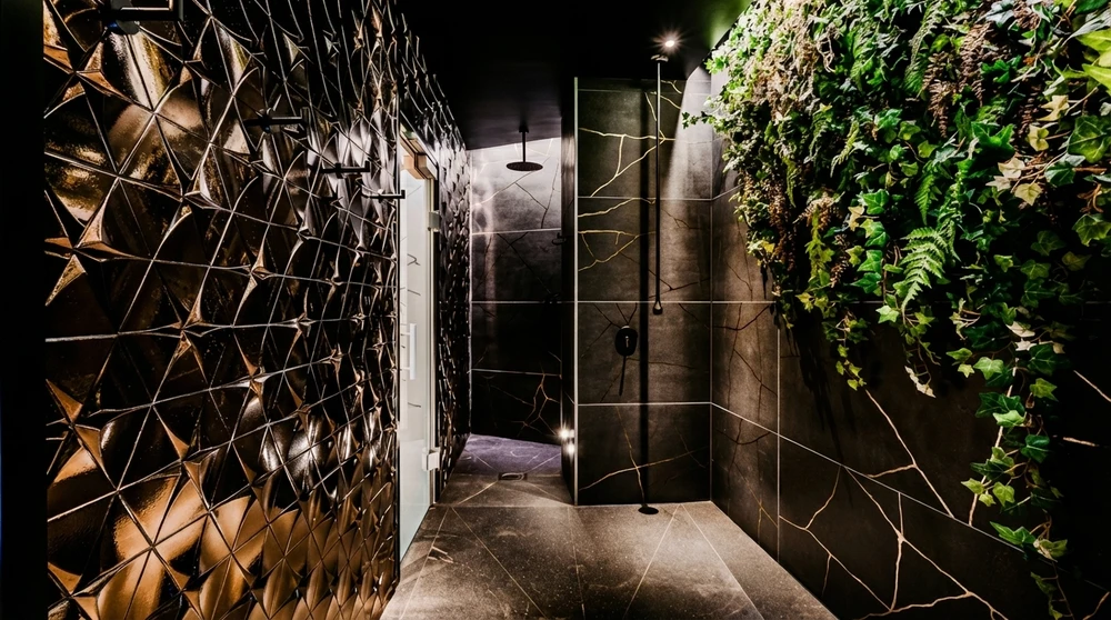 Salle de bain luxueuse moderne avec double vasque colonne autoportante blanche, carrelage grand format effet marbre blanc veiné et dalle noire polie