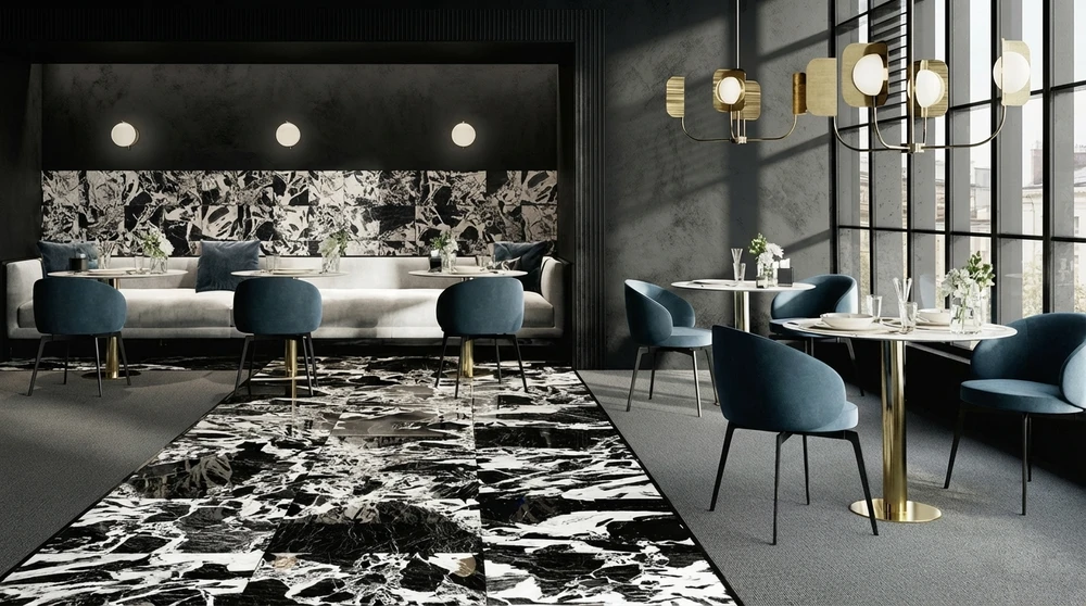 Salle de bain luxueuse moderne avec double vasque colonne autoportante blanche, carrelage grand format effet marbre blanc veiné et dalle noire polie