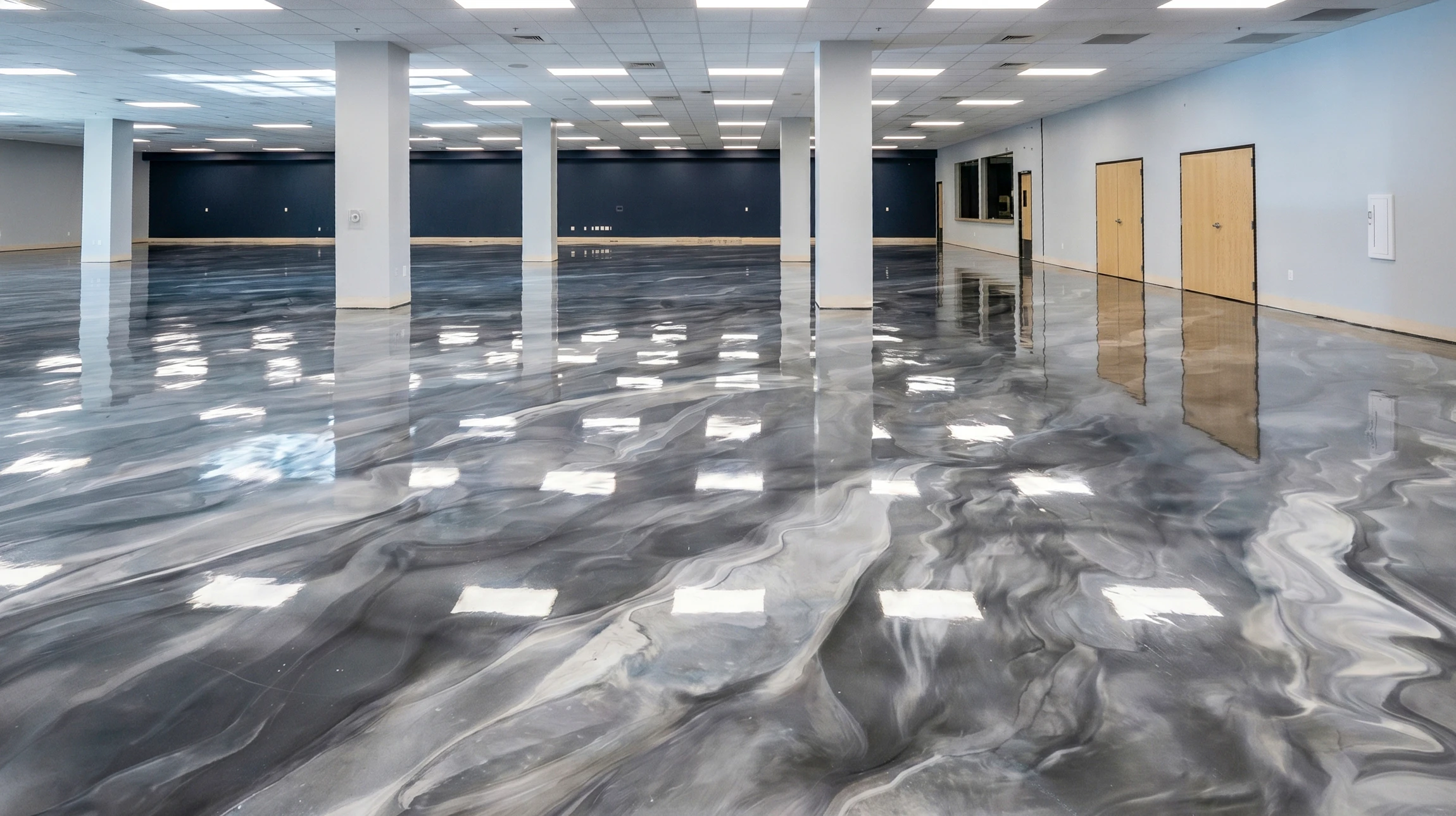 Plan de trois à quatre contenants ou bidons de résines décoratives Chemtech disposés dans un entrepôt ou un showroom de distribution lumineux, avec des étagères de stockage professionnelles en arrière-plan. La scène met en avant la qualité et la disponibilité des produits, photographiée sous un éclairage clair et professionnel, sans texte ni logo visible au premier plan. L'ambiance doit refléter un centre de distribution moderne et fiable pour professionnels du bâtiment.