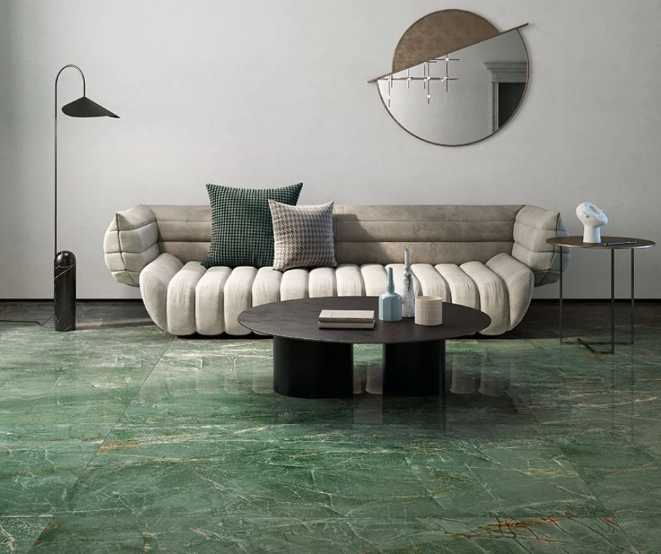 Gros plan détaillé sur une terrasse ou sol intérieur fraîchement finalisé avec une résine décorative lisse et brillante, montrant des nuances de couleur sophistiquées et un rendu impeccable, avec éventuellement une partie du travail du professionnel visible (outils de pose) mais l'accent mis sur le résultat final de haute qualité et les finitions soignées du revêtement de sol.