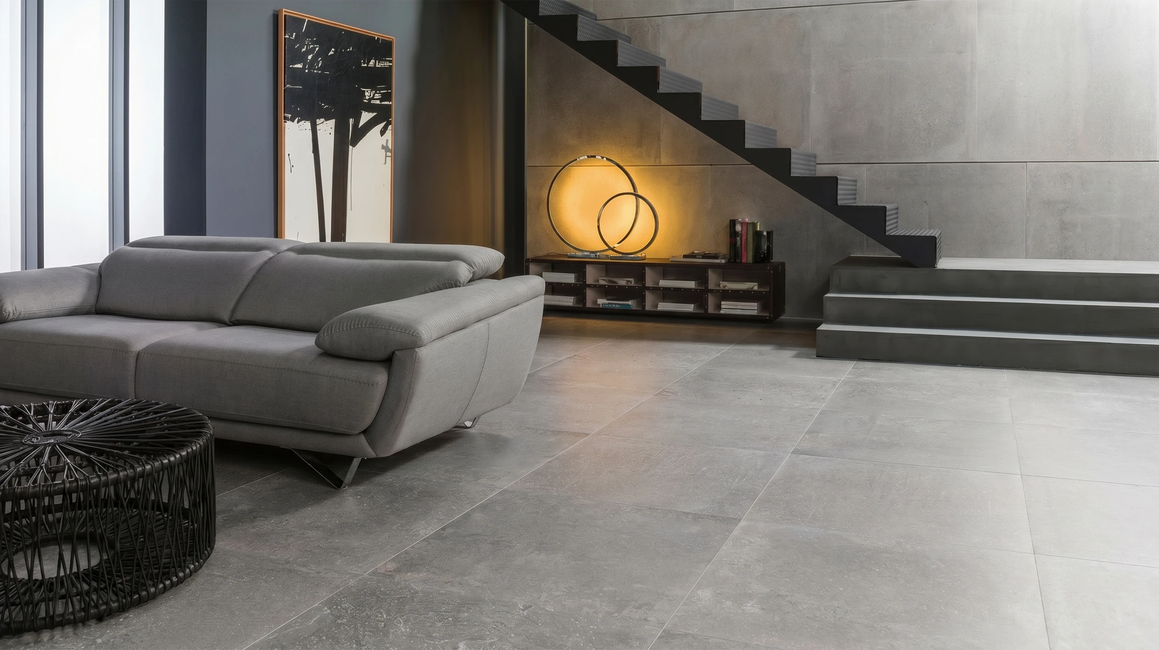 Photographie en plong&eacute;e ou l&eacute;g&egrave;rement en contre-plong&eacute;e d'un int&eacute;rieur r&eacute;sidentiel haut de gamme mettant en avant un sol en carrelage grand format moderne, brillant et impeccable, pos&eacute; de mani&egrave;re professionnelle. La composition doit valoriser la beaut&eacute; et la qualit&eacute; exceptionnelle du rev&ecirc;tement de sol, avec un &eacute;clairage naturel qui met en relief les textures et la finition premium. Le contexte peut &ecirc;tre un living contemporain ou un espace ouvert, mais le focus principal doit absolument &ecirc;tre sur la splendeur du sol lui-m&ecirc;me pour illustrer l'expertise en rev&ecirc;tements de sol haut de gamme.